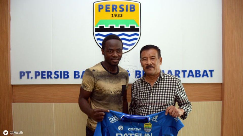 Erick Weeks saat diperkenalkan oleh Manajer Persib Bandung, Umuh Muchtar. Copyright: © PERSIB